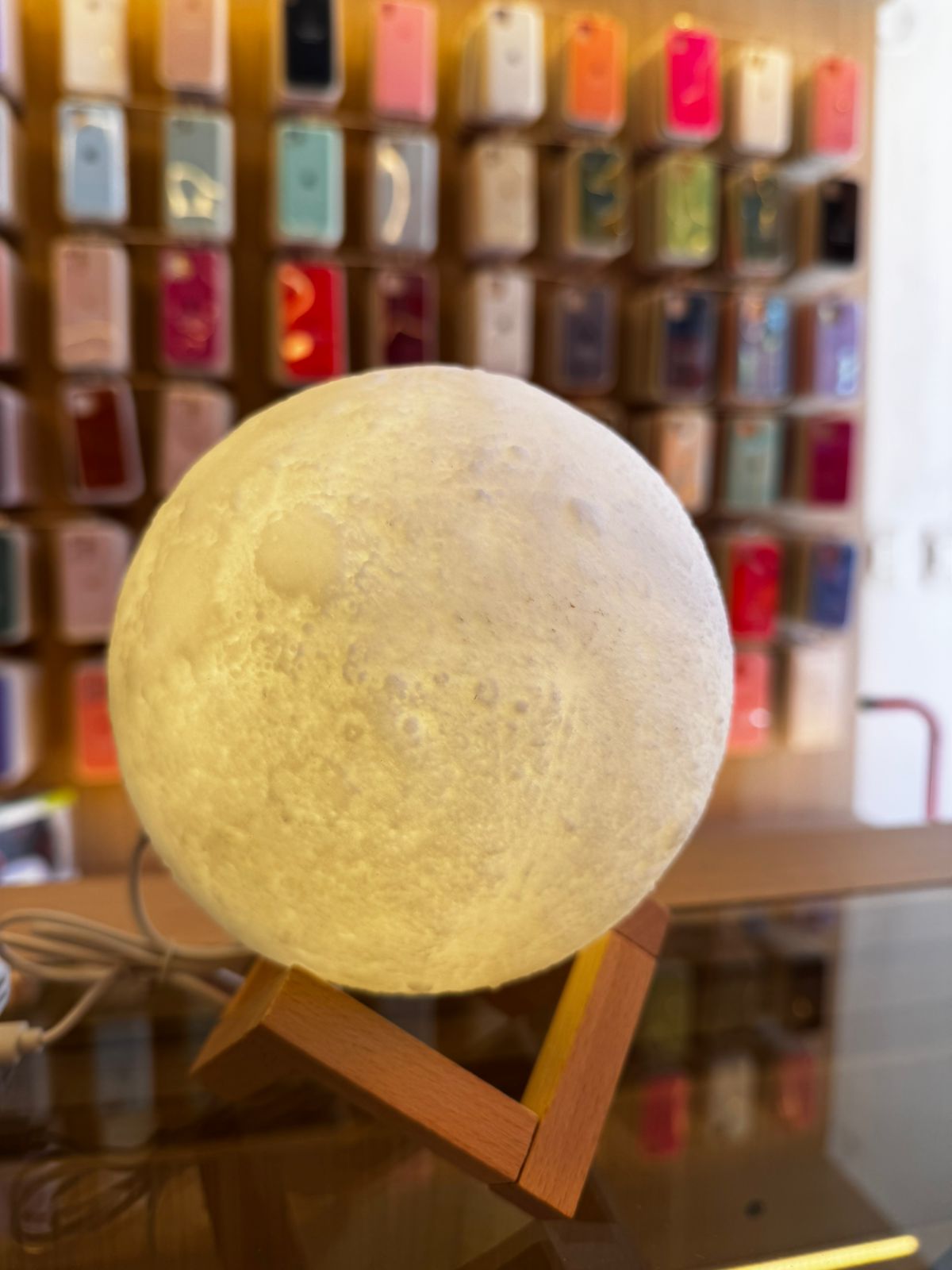 Lámpara Lunar 3D con Base de Madera – Luz Nocturna Decorativa