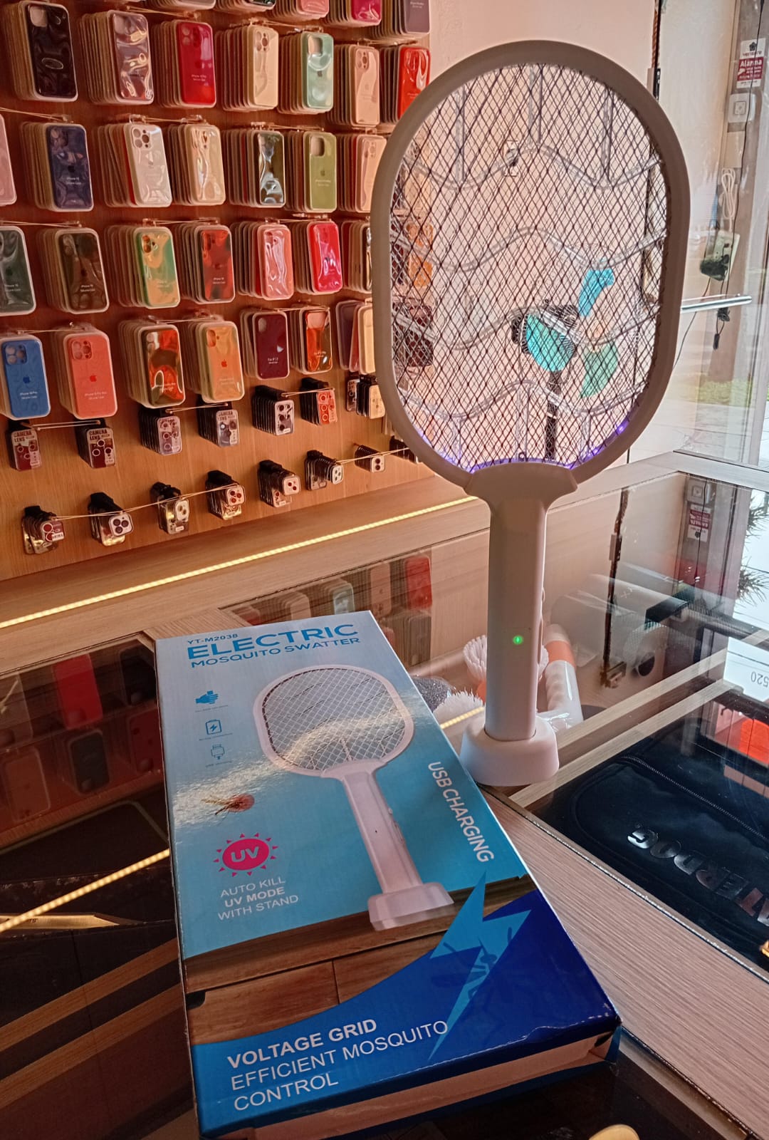 Raqueta Eléctrica Mata Mosquitos con Base y Luz UV